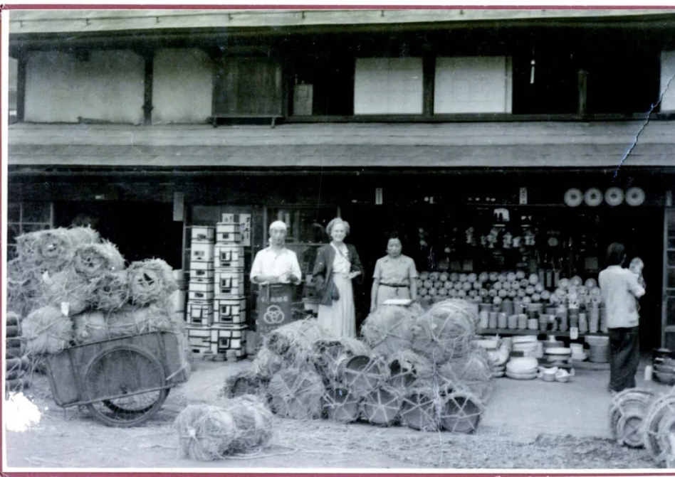 昭和25年頃の『陶器のむらやま』先代と米国のお客様の写真